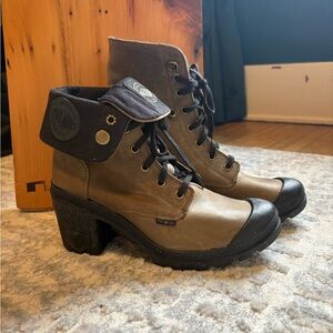 Palladium Women's Taupe Fold-Over Lace-Up Heeled Ankle Boots with Black Toe